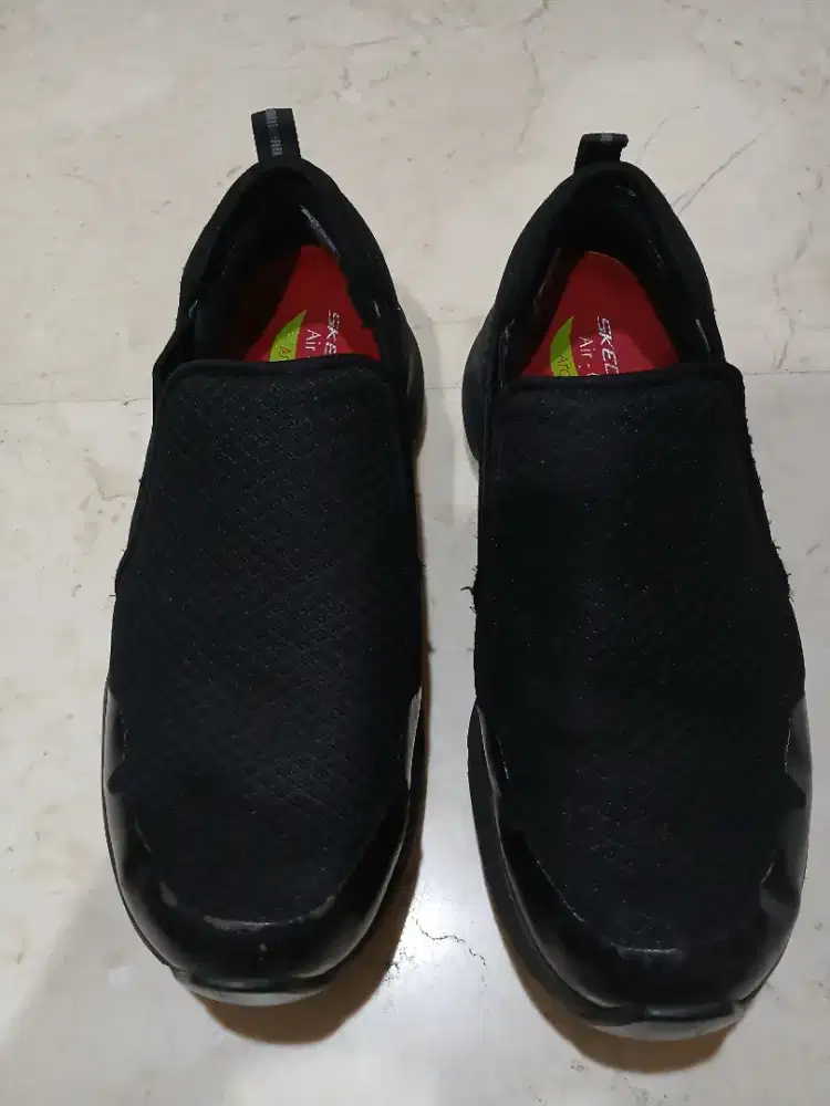 Sepatu kerja skecher