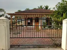 [HARGA NEGO] Disewakan Rumah dengan Halaman Luas Depan dan Belakang