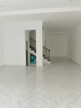 Rumah Baru 3 Lantai, Bebas Banjir