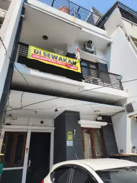 Disewakan Rumah 3 lantai area Grogol
