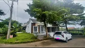Rumah pojok asri halaman luas