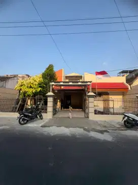 Disewakan rumah pinggir jalan raya