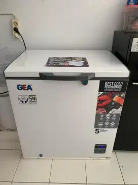 Freezer Box GEA 200 Liter – Kondisi Seperti Baru