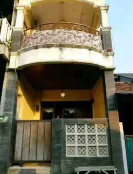 Disewakan Rumah 2 Lantai, 3 Kamar Tidur – Pertahun