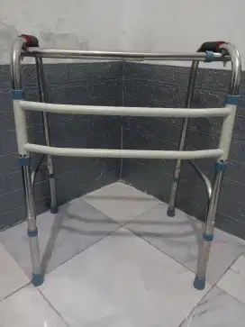 Walker alat jalan lansia fisioterafi
