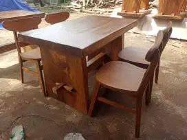 Meja makan kayu solid murah