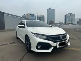 Civic 2019 putih hatchback