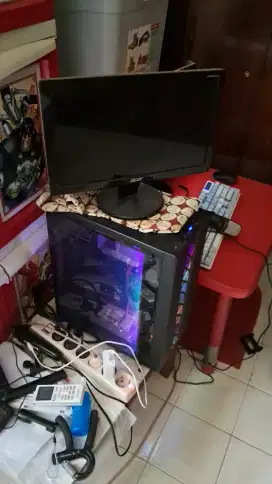 PC dan Monitor Acer p166hql
