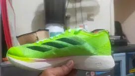 Sepatu running adizore