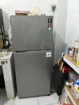 Dijual kulkas 2 pintu masih seperti baru