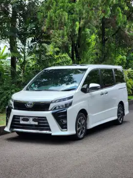 Jual Cash Toyota Voxy 2.0 (AT) 2017