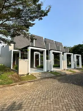 f068 Rumah Modern dengan Inner Courtyard di Araya, Malang