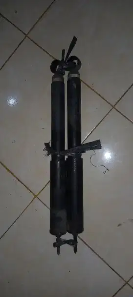 Shockbreker belakang Fortuner