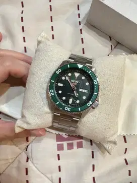 seiko 5 sports style automatic green dial stainless strap