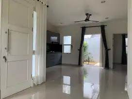 Rumah Asri 2 Lantai di Suvarna Sutera dijual / disewakan murah