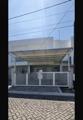 Dijual Cepat Rumah Dian Istana Wiyung 2LT Luas 97M 3KT Surabaya Barat