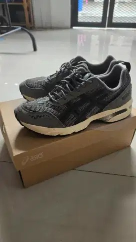 Sepatu Asics GEL-1090v2 Olive kondisi mulus