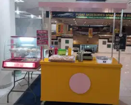 Kary F&B dan barista di outlet potato donut dan kopi blok M Hub jkt