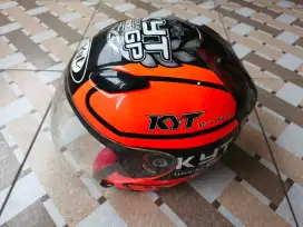 Helm KYT dengan design stylish & modern