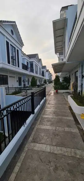 Di sewakan rumah hoek lavon 2 cluster montana swancity