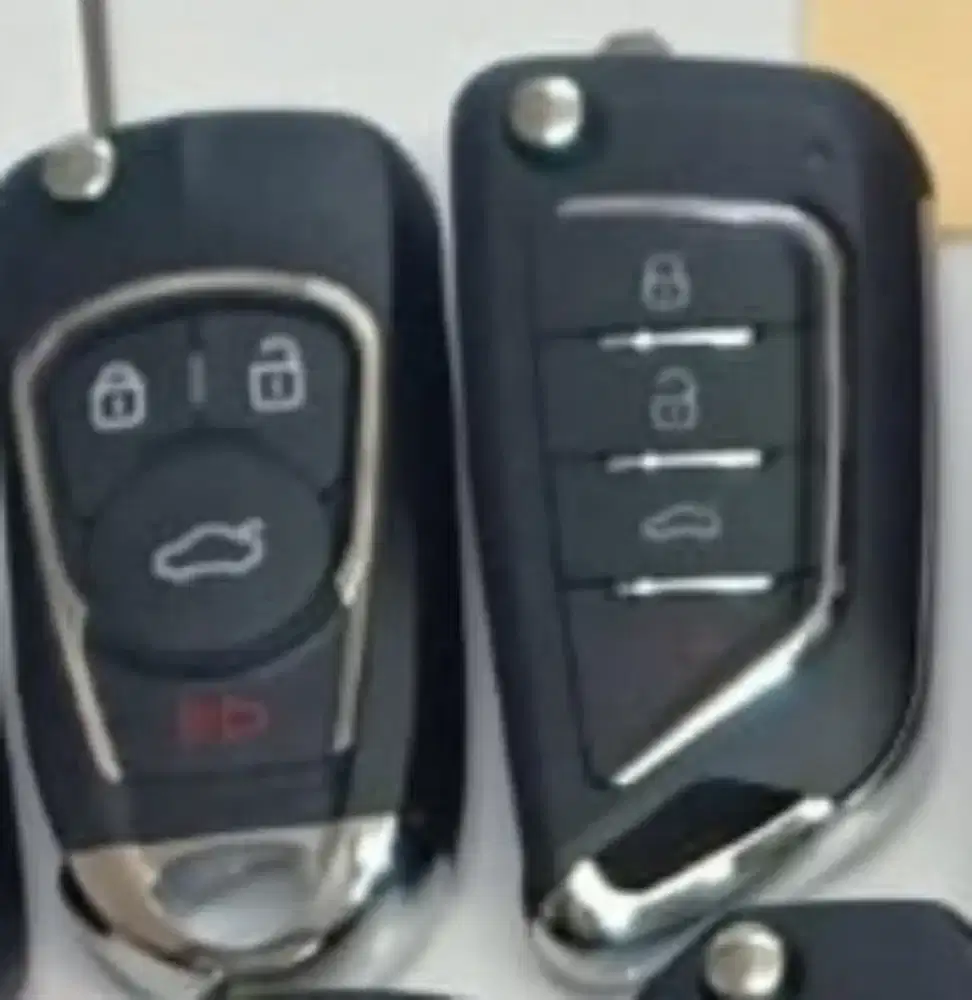 Kunci dan remote mobil