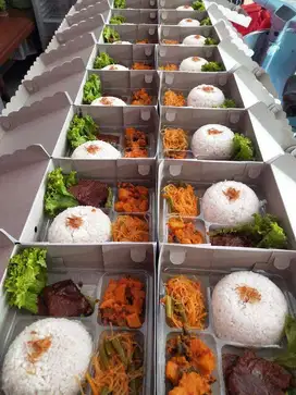 Menerima pesanan nasi kotak, snackbox, roti jala, aneka snack.