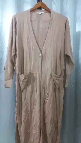 Cardigan UNIQLO warna Khaki.
