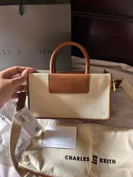Tas itzy by charles & keith