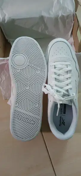 Sepatu pria reebook