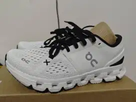 ON CLOUD  X 4 IVORY BLACK SIZE 7 AUTHENTIC