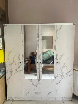 Lemari pakaian 4 pintu