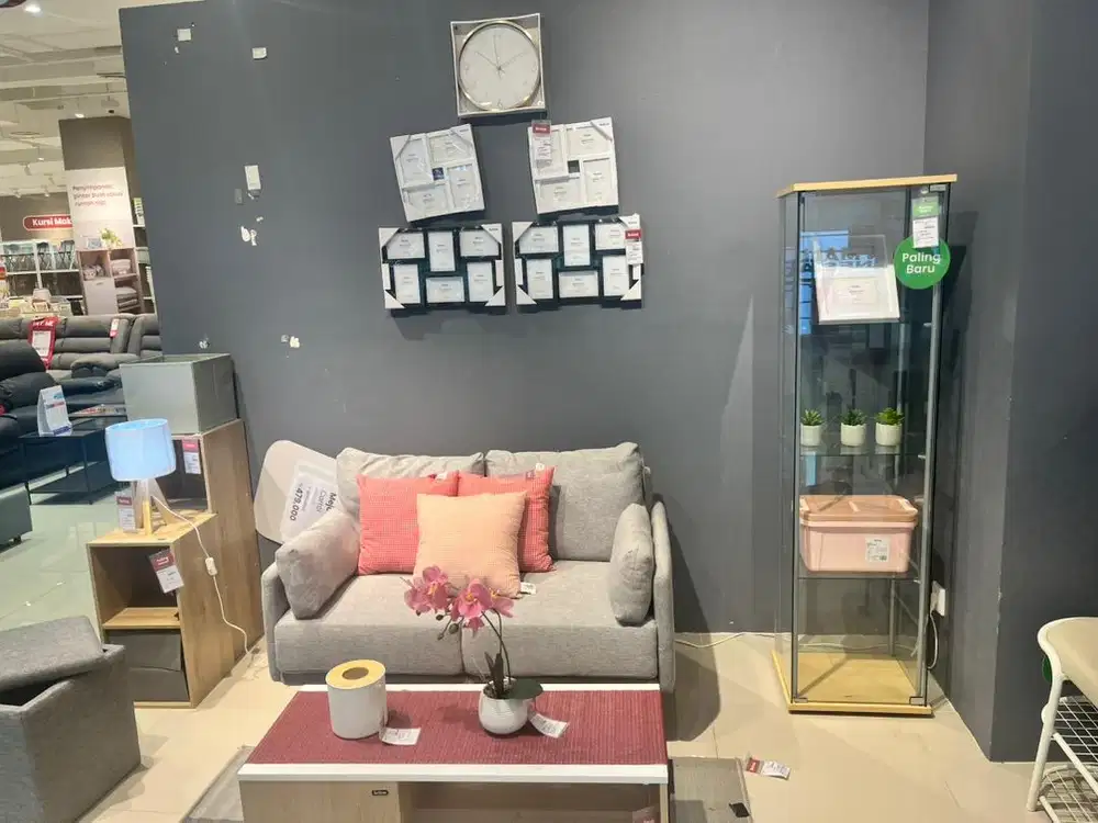 Lemari kaca pajangan (curio)