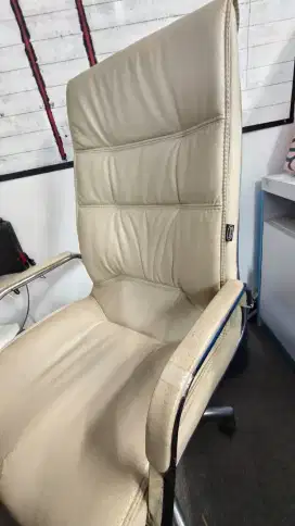 Kursi kantor informa bekas