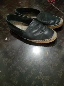 Sepatu branded YSL
