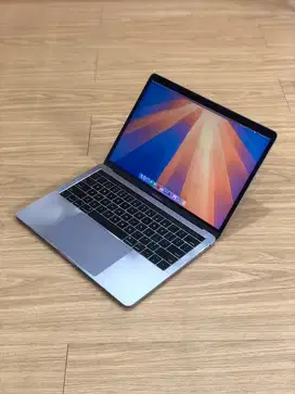 MacBook Pro 2018 A1989 , 13 inch , 8/256