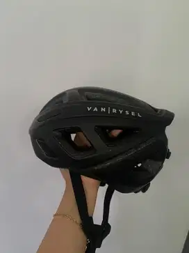 Helm Sepeda Van Rysel