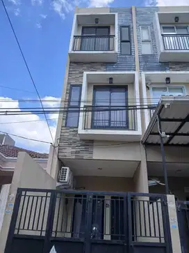 Rumah 3 lantai Kedoya kondisi siap huni dan rapi