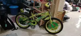 sepeda like new ,lengkap roda 3 nya