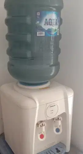 Dijual lengkap : 1 Dispenser Air Mineral, Galon dan Isinya, praktis