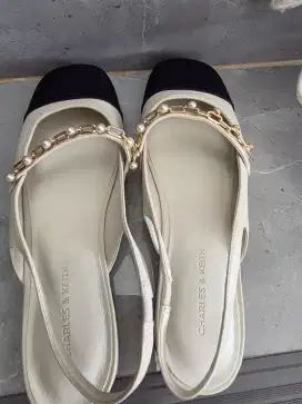 Sendal merk charles & keith