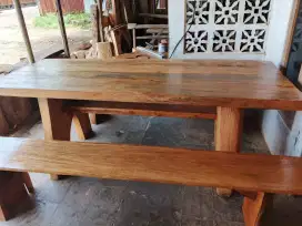 Meja makan antik teras
