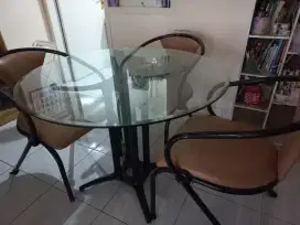 Satu set meja makan dan kursi makan