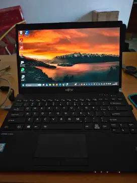 Laptop FUJITSU U939 I7 GEN 8, RAM 8 GB, SSD 512 GB, SUPER TIPIS ENTENG