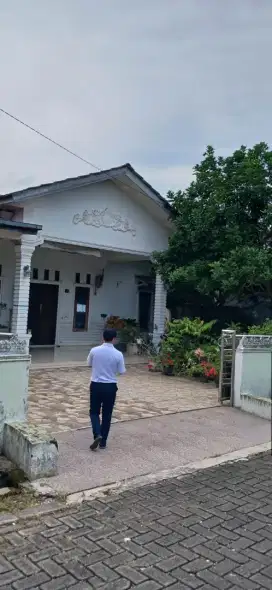 Rumah Besar Halaman Luas