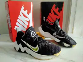Sepatu Basket Badminton Volly Nike Giannis Immortality size 44