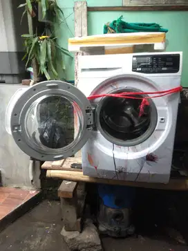 Mesin cuci digital otomatis satu tabung fronloading merk elektrolux