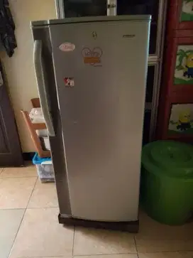 Dijual kulkas sharp bekas kondisi masih bagus