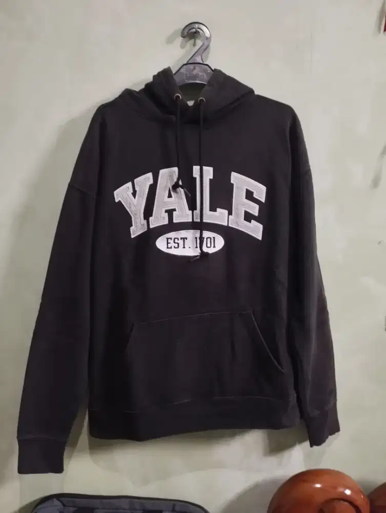Hoodie Yale Hitam