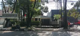 Rumah Hitung Tanah Lokasi Strategis Tengah Kota di Gatot Subroto.