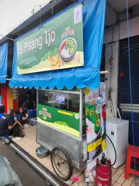 Penjaga outlet es pisang ijo